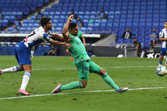 Casemiro (Real Madrid) nhận một đường chuyền đẹp mắt từ đồng đội và tung cú sút căng vào giữa khung thành, khiến thủ môn không kịp trở tay!