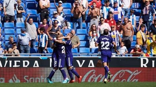 Vào! Michel (Valladolid) tinh quái dừng lại một nhịp trước khi sút, chờ cho thủ môn Diego Lopez đổ người trước khi bình tĩnh đưa bóng vào góc thấp bên phải.
