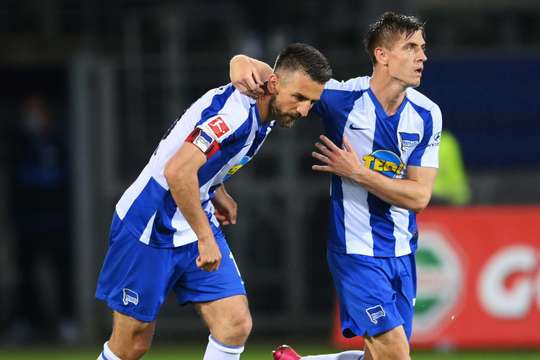 Vào! Vedad Ibisevic (Hertha Berlin) giành chiến thắng trên chấm phạt đền bằng một cú sút không thể cản phá, vượt qua tầm với của thủ môn Alexander Schwolow vào góc thấp bên trái.
