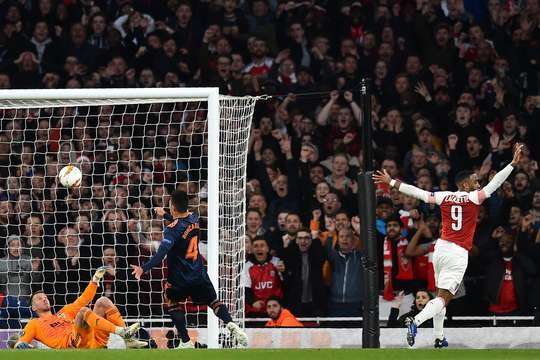 Alexandre Lacazette (Arsenal) bật cao đón một quả tạt hoàn hảo và ghi bàn với một cú đánh đầu, bóng đập cột dọc bên phải vào lưới.