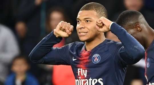 Kylian Mbappe (Paris SG) đối mặt với thủ môn sau một đường chuyền xuất sắc từ Christopher Nkunku. Anh ra chân rất nhanh và cú sút của anh đã chuyển hóa thành bàn thắng!