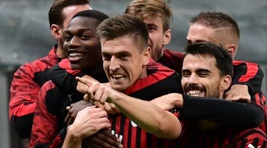 Krzysztof Piatek (AC Milan) ghi bàn! Krzysztof Piatek (AC Milan) được kiến tạo bởi Hakan Calhanoglu và anh ấy đã cho thấy sự bình tĩnh tuyệt vời trong vòng cấm để sút vào góc trái phía dưới. 2:1.