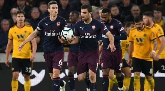 Sokratis Papastathopoulos (Arsenal) bật cao để đón quả phạt góc trước đó và tung cú đánh đầu vào chính giữa mục tiêu, đánh bại thủ môn.