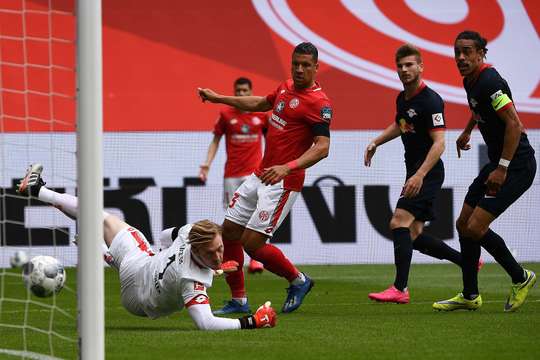 Timo Werner (RB Leipzig) đón một đường chuyền trong vòng cấm và sút bóng vào góc trái phía dưới. Thủ môn đã không thể làm được gì.
