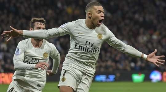 Kylian Mbappe (Paris SG) khống chế bóng gọn gàng từ một đường chuyền sắc sảo tại rìa vòng cấm và tung cú sút căng vào vào góc thấp bên phải khung thành, theo một phong cách đã thành thương hiệu của anh.