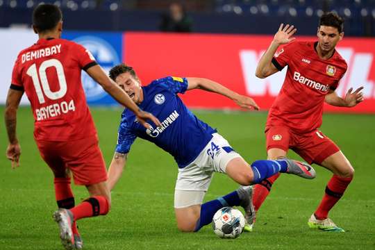 Daniel Siebert thổi còi và ra hiệu một pha phạm lỗi sau khi Lucas Alario (Bayer Leverkusen) làm ngã đối phương.