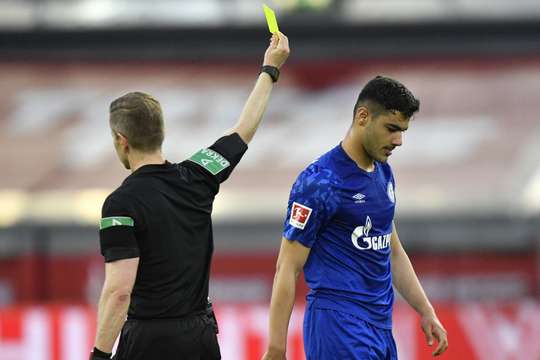 Ozan Kabak (Schalke) nhận thẻ vàng. Trọng tài chính Tobias Welz đã có một quyết định xác đáng.