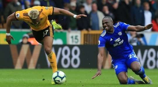Sol Bamba (Cardiff) đang lăn lộn trong đau đớn và anh sẽ được chăm sóc y tế vì trọng tài đã ra hiệu gọi đội bác sĩ.