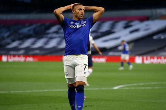 Dứt điểm! Richarlison (Everton) nhận đường chuyền và anh ngoặt bóng rất khéo để vượt qua một hậu vệ trước khi khai khỏa từ cự ly trung bình. Rất tiếc cho anh là bóng lại đi chệch ra ngoài cột dọc bên trái một vài centimét. Bóng đã đi hết đường biên ngang và Tottenham sẽ có một quả phát bóng lên.