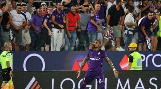 Kevin-Prince Boateng (Fiorentina) tạo khoảng trống cho mình tại rìa vòng cấm và tung cú sút. Pha dứt điểm chính xác của anh ấy đi trúng cột dọc và bóng dội vào góc thấp bên trái mành lưới. Tỉ số được nâng lên 3:3.