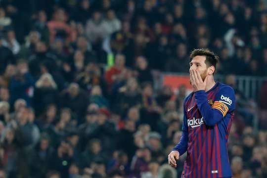 Lionel Messi (Barcelona) sút bóng sau một tình huống bóng bật ra, cú sút của anh đi chìm về phía cột dọc bên phải, nhưng thủ môn đã rướn người rất tốt để đấm bóng ra.