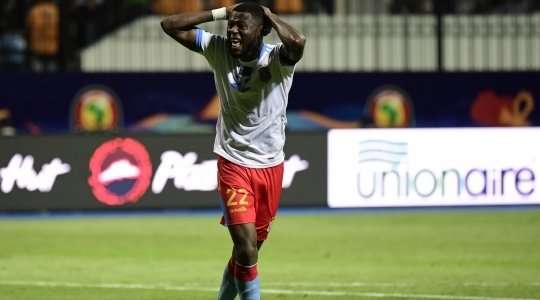 Chancel Mbemba (D.R. Congo) thoát khỏi cầu thủ đối phương đang đeo bán mình và đón bóng từ quả phạt góc, nhưng cú đánh đầu nhằm thẳng cột dọc bên trái của anh đã bị thủ môn đổ người cản phá.