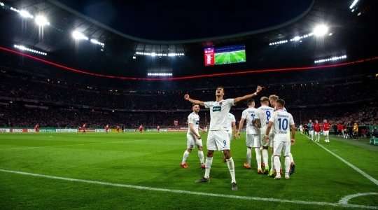 Robert-Nesta Glatzel (Heidenheim) dễ dàng chuyển hóa quả phạt đền thành bàn thắng với một cú sút theo phong cách Panenka.