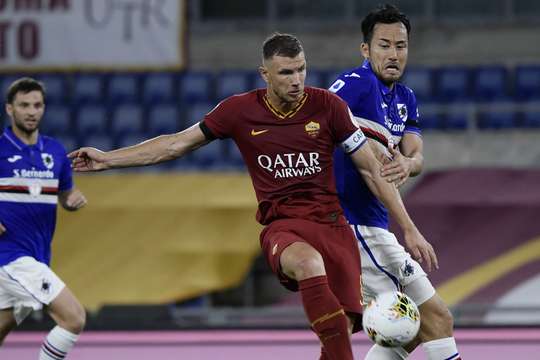Edin Dzeko (AS Roma) tìm thấy khoảng trống ở sâu bên trong vòng cấm để tung một cú vô-lê vào lưới, khiến thủ môn phải bó tay! Một bàn thắng tuyệt vời!