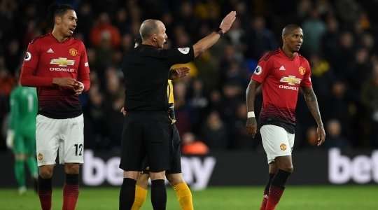 Ashley Young (Manchester United) phải biết anh ấy sẽ bị đuổi vì lỗi này, nhưng anh ấy phải chặn đối phương bằng bất cứ giá nào. Michael Dean rút thẻ vàng cho anh ấy và trận đấu đã kết thúc với anh ấy.