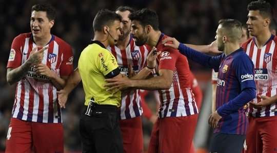 Jesus Gil Manzano rút ra một chiếc thẻ đỏ rất quyết đoán. Diego Costa (Atl. Madrid) bị truất quyền thi đấu vì hành vi tranh cãi lớn tiếng với trọng tài và anh đã có thể đi tắm sớm. Huấn luyện viên có vẻ như đang nổi khùng vì sự vô trách nhiệm của học trò.