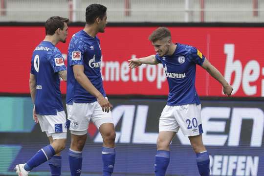 Daniel Caligiuri thực hiện một đường chuyền về phía Jonjoe Kenny (Schalke), người kết thúc nó với một cú sút xa không tưởng. Bóng đi vào góc thấp bên trái trong sự ngỡ ngàng của thủ môn. Tỉ số bây giờ là 1:1.