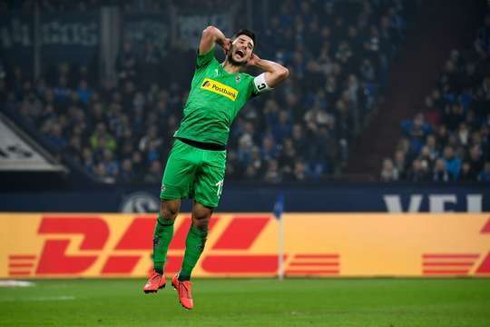 Lars Stindl (B. Monchengladbach) nhận một đường chuyền sắc sảo bên trong vòng cấm và dứt điểm. Cú sút của anh đã đánh bại được thủ môn đối phương, nhưng bóng lại tìm đến đúng vào xà ngang và dội ra xa.