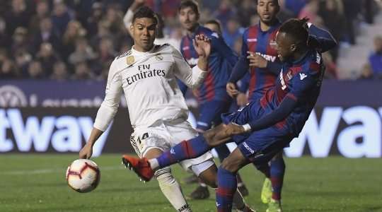 Ignacio Iglesias Villanueva thổi còi, Cheick Doukoure (Levante) bị phạt vì phạm lỗi. Trọng tài có một quyết định nhanh chóng và chỉ tay vào chấm phạt đền. Một cơ hội ghi bàn quá tuyệt cho Real Madrid.