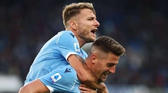 Sergej Milinkovic-Savic (Lazio) nhận bóng trong vòng cấm, anh xoay trở rất nhanh nhẹn và tung cú sút chìm, găm bóng vào sát mép trong cột dọc bên trái.