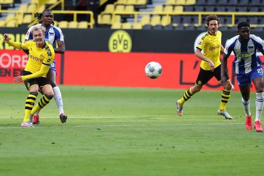 Một nỗ lực suýt thành bàn của Julian Brandt (Dortmund), anh nhận một đường chuyền tại rìa vòng cấm và sút. Bóng đi chệch cột dọc bên phải trong gang tấc.