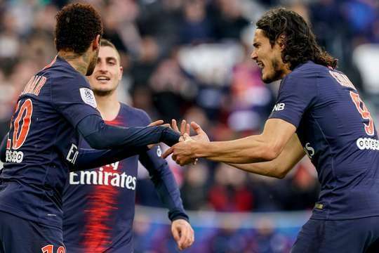 Vào! Neymar (Paris SG) tinh quái dừng lại một nhịp trước khi sút, chờ cho thủ môn Walter Benitez đổ người trước khi bình tĩnh đưa bóng vào góc thấp bên trái.