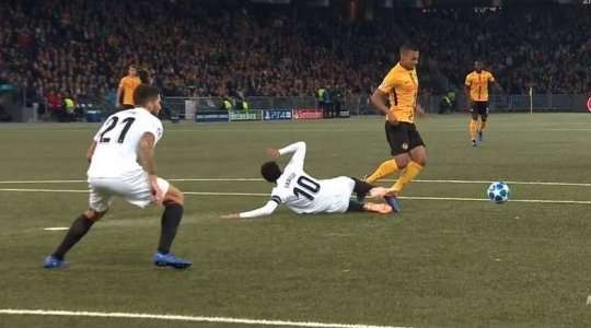 Andris Treimanis thổi còi. Daniel Parejo (Valencia) đã phạm lỗi khi anh ấy đá vào chân đối phương thay vì đá bóng. Young Boys được hưởng một cơ hội đá phạt đền.
