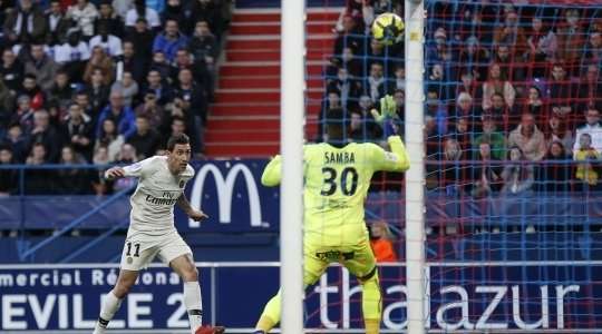 Angel Di Maria (Paris SG) bật cao đón một đường chuyền bổng vào trong vòng 5m50, nhưng cú đánh đầu của anh ấy lại đi trúng cột dọc bên trái và dội ra ngoài.