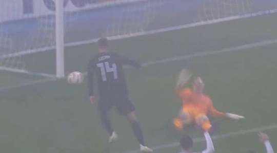 Dani Olmo thực hiện một đường chuyền tốt cho Amer Gojak (Din. Zagreb), nhưng anh ấy không thể tìm thấy mục tiêu. Cú sút của anh ấy trong vòng cấm đi chệch cột dọc bên trái trong gang tấc.