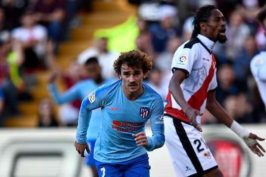 Vào! Alvaro Morata chuyền bóng cho Antoine Griezmann (Atl. Madrid) và cầu thủ này có một cú sút bị bị đổi hướng ngay trong vòng cấm, khiến thủ môn Stole Dimitrievski không thể làm gì được. 0:1.