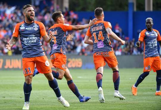 PHẢN LƯỚI NHÀ! Bóng từ quả đá phạt được treo vào phía trước cầu môn và Presnel Kimpembe (Paris SG) đã rất đen đủi đánh đầu thẳng vào lưới nhà. 1:1.