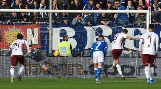 Vào! Andrea Belotti (Torino) giành chiến thắng trên chấm phạt đền bằng một cú sút không thể cản phá, vượt qua tầm với của thủ môn Jesse Joronen vào góc trái khung thành.