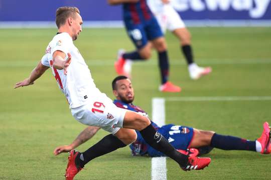 Vào! Munir El Haddadi nạp đạn cho Luuk de Jong (Sevilla) ở một vị trí bên trong vòng cấm, và cầu thủ này đã giữ được cái đầu lạnh để sút bóng vào góc phải khung thành, làm tung lưới thủ môn đối phương. Tỉ số là 0:1.