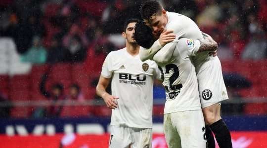 Vào! Santi Mina thể hiện nhãn quan tuyệt vời của mình với đường chuyền sắc sảo cho Kevin Gameiro (Valencia), người đã rất bình tĩnh dứt điểm gọn gàng vào lưới. Tỉ số là 1:1.