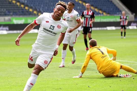 Pierre Kunde Malong (Mainz) có một pha đi bóng độc diễn tuyệt vời và dứt điểm từ trong vòng cấm, đánh bại thủ môn Kevin Trapp với một cú sút vào góc phải phía dưới. Tỉ số bây giờ là: 0:2.