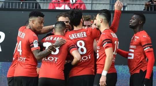 Một bàn thắng tuyệt vời của Benjamin Bourigeaud (Rennes) từ quả đá phạt. Anh ấy tung một cú sút từ rìa vòng cấm, bóng đi đập đất và cắm vào phía trong cột dọc bên phải. Những cú sút kiểu như thế này luôn gây ra rất nhiều khó khăn cho các thủ môn.