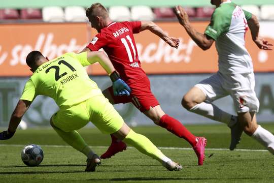 Timo Werner (RB Leipzig) thoát xuống sau đường chuyền từ Amadou Haidara, anh lao vào vòng cấm và tung cú sút như búa bổ về phía góc cao khung thành trong tư thế đối mặt với thủ môn.