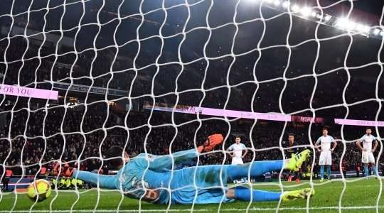 Kylian Mbappe (Paris SG) phung phí một cơ hội lớn để ghi bàn từ quả phạt đền. Nỗ lực của anh đi vào góc thấp bên phải, nhưng Yohann Pele đã thực hiện một pha cản phá xuất sắc.