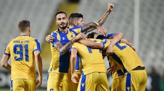 Vào! Andrija Pavlovic (APOEL) đã có mặt đúng lúc đúng chỗ để lấy bóng bật ra trong vòng cấm, và anh ấy sút bóng vào nóc lưới. Tỉ số là 3:2.