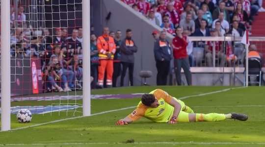 Bóng đã đi vào lưới! Niklas Sule (Bayern Munich) thử vận may của mình từ rìa vòng cấm và thần may mắn đã mỉm cười khi cú sút của anh đi trúng một cầu thủ khác và đổi hướng, khiến thủ môn Jiri Pavlenka không kịp trở tay. Tỉ số đã được nâng lên 1:0.