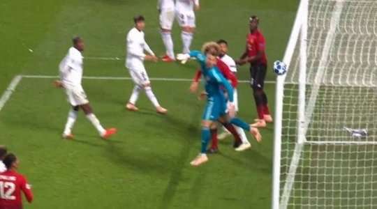 Marcus Rashford (Manchester United) sút thẳng từ quả đá phạt và bóng đi dội xà ngang!