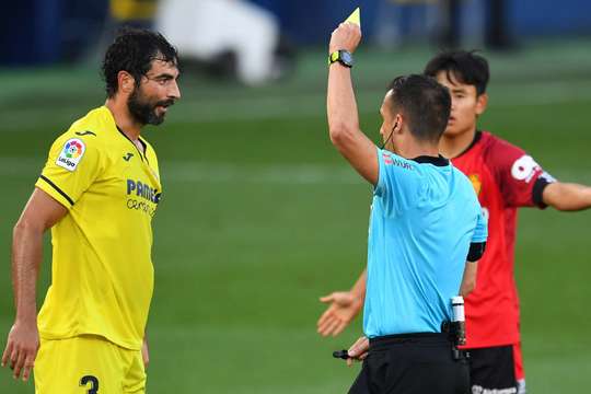 Thẻ vàng. Raul Albiol (Villarreal) bị ghi tên vào sổ đen của trọng tài sau một pha tranh bóng phạm lỗi.