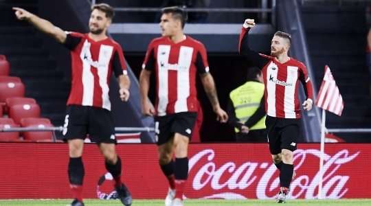 Vào! Iker Muniain (Ath Bilbao) sút bóng bật ra vào góc phải phía dưới sau khi bóng đến chỗ anh ấy trong vòng cấm. Tỉ số là 1:0.