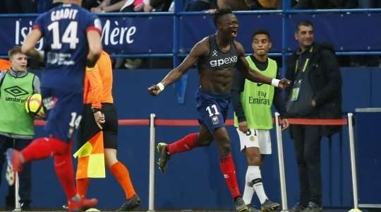 Vào! Casimir Ninga (Caen) chớp cơ hội sau một tình huống bóng bật ra trong vòng cấm và đánh bại thủ môn với một cú sút vào góc thấp bên trái. Tỉ số đã được nâng lên: 1:0.