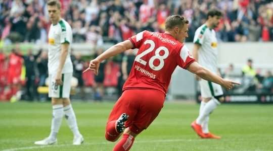 Vào! Sau khi nhận một đường chuyền tốt, Rouwen Hennings (Dusseldorf) tung một cú sút đi thẳng vào góc thấp bên phải khung thành. Một tình huống phối hợp đồng đội tuyệt vời!