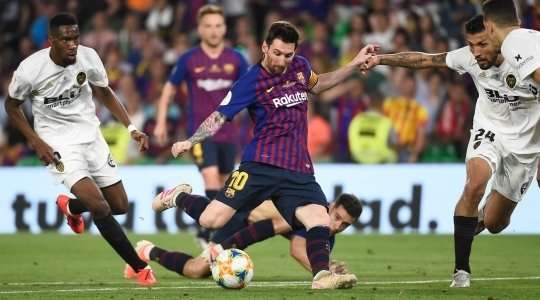 Vào! Lionel Messi (Barcelona) đã có mặt đúng lúc đúng chỗ để chộp lấy bóng bật ra trong vòng cấm, và anh ấy sút bóng thành bàn. Tỉ số là 1:2.