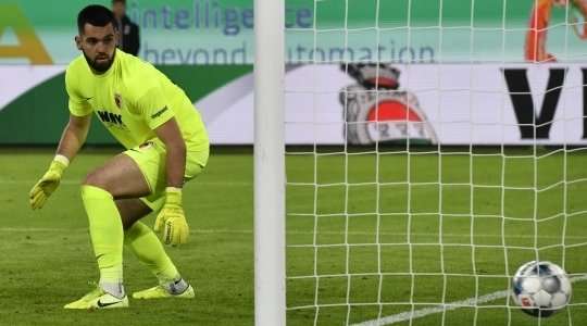 Vào! Joao Victor (Wolfsburg) chớp cơ hội sau một tình huống bóng bật ra trong vòng cấm và đánh bại thủ môn với một cú sút vào góc thấp bên phải. Tỉ số đã được nâng lên: 1:0.