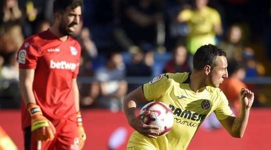 Vào! Santi Cazorla (Villarreal) giành chiến thắng trên chấm phạt đền bằng một cú sút không thể cản phá, vượt qua tầm với của thủ môn Fernando Pacheco vào góc trái khung thành.