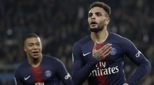 Vào rồi! Layvin Kurzawa (Paris SG) nâng tỉ số lên 1:0 bằng cú đánh đầu từ cự ly gần ghim quả bóng vào góc thấp bên trái khung thành sau đường căng ngang kiến tạo của Dani Alves.