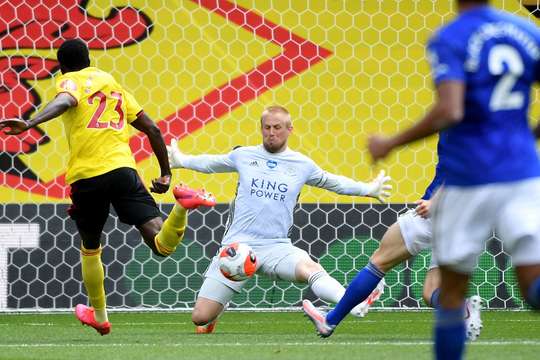 Kasper Schmeichel có một pha cản phá tuyệt vời để từ chối cú sút của Ismaila Sarr (Watford) sau một đường chuyền chính xác xé toang hàng phòng ngự. Pha dứt điểm vừa rồi đi về phía góc phải khung thành, nhưng thủ môn đã xuất sắc đổ người cản phá. Chắc chắn đây là pha cứu thua tốt nhất của trận đấu cho đến lúc này!